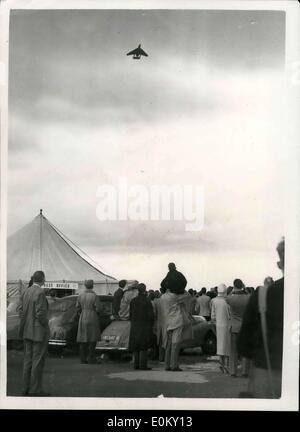 Sett. 05, 1952 - Pubblico al salone di Farnborough. John Derry dimostra '' Faster-Than-suono " Voli membri del pubblico sono stati ammessi alla società britannica di costruttori di aeromobili Display aria a Farmborough questo pomeriggio per la prima volta quest'anno. La foto mostra la scena a Famborough questo pomeriggio come spettatori guarda il D.H. 110 registra direttamente su nell'aria - durante un più veloce che il volo del suono. Foto Stock