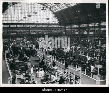 Sett. 09, 1952 - Due migliaia di macchine in mostra a Londra ultime produzioni provenienti da molti paesi: Circa due mila macchine - alcuni di essi essendo le ultime produzioni provenienti dagli Stati Uniti - Belgio - Germania - Svizzera ecc., sono in mostra presso la International macchina utensile mostra che si è aperta a Olympia oggi. La foto mostra: vista generale della mostra internazionale a Olympia oggi. Foto Stock