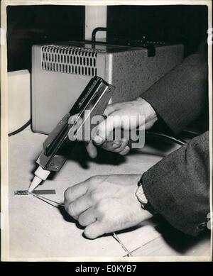 Sett. 09, 1952 - Simposio di strumenti elettronici; un simposio di strumenti elettronici di Strumento scientifico di produttori associati è stato venduto oggi presso la sala examinatioin, Queen Square. La foto mostra l'uso di onde supersoniche per le prove non distruttive dei materiali è stata spesso proposto fin dalla scoperta di comodi metodi di avvio e rivelare tali onde. In Kelvin Hughes supersonic rilevatore di difetti, visto qui, il trasmettitore sonda dirige un supersonic wave fascio in forma di impulsi di breve durata Foto Stock