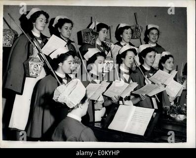 Dic. 05, 1952 - Infermieri pratica loro Carlos in preparazione per il loro tour delle circoscrizioni: un tonico per i pazienti in ospedale di Westminster a Natale sarà un Canti di Natale tour del ward dagli infermieri dell'ospedale. La foto mostra alcuni od agli infermieri da Westminster Hospital si raccolgono intorno al pianoforte mentre si pratica i loro canti natalizi presso gli infermieri Home in Page-Street questa mattina. Foto Stock