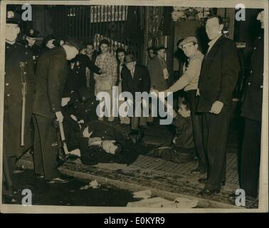 Il 12 Dic. 1952 - New York cops nella battaglia di pistola. Sette compresi da stander feriti: due uomini, Charles Mason e Richard Linwquist è entrato in una lotta al di fuori di un bar a 675 otto Avenue, New York, recentemente. Due poliziotti arrivati a romperlo e un attimo dopo Clarence Sims, a Cleveland desperado e Cecil Johnson ha guidato con l'intento di allestimento di un bastone fino al bar. Patrolman George Mcauliffe arrivati e audizione che Sims era armata backedhim contro il bene. L arrivo di due ulteriori patrolman Knox e Conlon, deviato McAuliffe con tre Lumache, disegno a .45 sceso McAuliffe con tre lumache Foto Stock