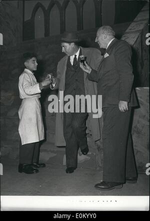 Il 12 Dic. 1952 - Roberto Rossellini, Ingrid Bergman marito, proverà la prima volta il teatro lirico modo in ''Othello" di G. Verdi a S. Carlo. Qui famoso direttore cinematografico con Vladimiro Cecchi, prendendo un caffè da un po' di "cugnizzo' Foto Stock