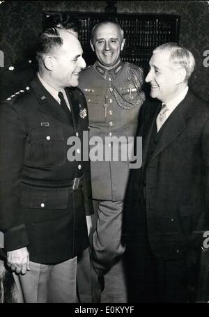 Il 12 Dic. 1952 - Generale Ridgeway incontra Salazar: da sinistra a destra: Generale Matteo B. Ridgeway, il Comandante supremo alleato in Europa; il colonnello Vieira de Fonesca; Il Primo ministro Antonio Oliveira Salazar in Portogallo. Il wa riunione svoltasi nell'ufficio del Primo Ministro a Lisbona, Portogallo, sul generale Ridgeway della recente visita. Foto Stock