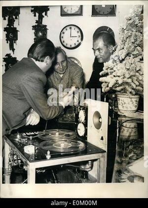 Il 12 Dic. 1952 - Tutte le campane del mondo sono in chiamata a Duisburg.: Due Diusburgers hanno costruito molto complicato magneto phone set aiutando così la loro casa di città a en attrazione che nessun altro paese al mondo ha da offrire. La configurazione del loro impostato su 'Sonnenwall'' nell'orologio-store Weiler e da ora il Diusburgers sentirà il più famoso campane da tutto il mondo, durante le settimane di Natale senza alcun intervallo: le campane dalle Fiandre, quelli della Abbazia di Westminster a Londra della Chiesa della Trinità a New York, le campane di Notre Dame a Parigi, del Grande Michael da Amburgo, Foto Stock