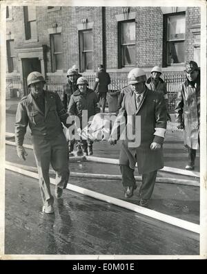 Il 12 Dic. 1952 - New York fasi più grande raid aereo Drill: la possibilità che New York potrebbe un giorno essere un bersaglio per il nemico atomo, bombe, è stato portato a casa dicendo con realismo, quando 579 sirene suonavano per avviare la città più grande del raid aereo della seminatrice al data.La foto mostra un ''Casualty'' è portato da un edificio da volontari per la difesa civile lavoratori - durante il New York;s più grande raid aereo trapano. Foto Stock