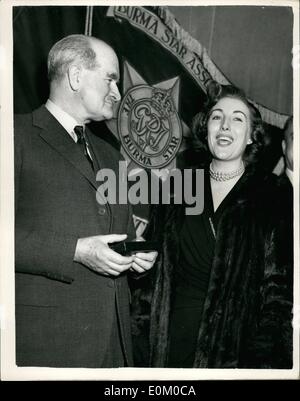 Febbraio 02, 1953 - Maresciallo di Campo Slim apre la Birmania veterani Club: Maresciallo di Campo Sir William Slim ha aperto oggi la Birmania veterani Club, a 7 Hamilton Place, Park Lane. Mostra fotografica di Vera Lynn canta - guardati dal Maresciallo di Campo Slim - a oggi la apertura della Birmania veterani Club. Foto Stock