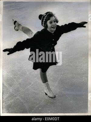 Febbraio 02, 1953 - lei è un vero e proprio (N) Principessa di ghiaccio. A Stoccolma la Royal skater in formazione.: nove anni Christina principessa più giovane figlia della principessa Sibylla della Famiglia Reale svedese è imparare a la figura pattinare e il suo tutore la sig.ra Karin Andren dice che lei ha la stoffa di una star performer. La figura pattinare non è stata troppo popolare in Svezia per alcuni anni ma si è pensato che la principessa Christina di sforzi serviranno a stimolare interesse e che lei sarà veramente una bella principessa di ghiaccio. Foto Stock