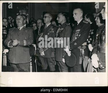 Gen 01, 1953 - I leader militari Chiamata in generale Franco dittatori fa un discorso: i leader della spagnola delle Forze Armate, chiamato il generale Franco durante le cerimonie di Madrid è El Prado Palazzo, per celebrare la festa dell Epifania, in corrispondenza della quale la cerimonia in generale di tre nuovi membri del regno consiglio.La foto mostra il generale Franco è circondato da ufficiali di tutte e tre le Corps - Esercito - Aria e Marina durante il suo discorso all'E1 Parade Palace. Foto Stock