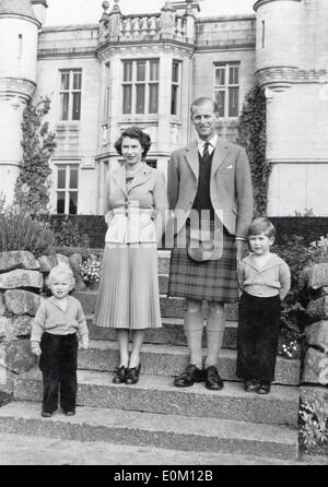 La regina Elisabetta II con la sua famiglia nella parte anteriore del Castello di Balmoral Foto Stock