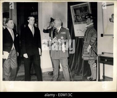 Febbraio 23, 1953 - Il Principe Alberto del Belgio assiste mostra la cerimonia di inaugurazione a Bruxelles:il Principe Alberto di Liegi, fratello di King Baudouin, recentemente ha partecipato alla inaugurazione della ''Queen Victoria e Leopoldo I'' esposizione al parco del Cinquantenario Palace Palace di Bruxelles. La foto mostra il Principe Alberto di Liegi passeggiate passato un Yeoman Warder come egli ha fatto un tour della mostra. Foto Stock