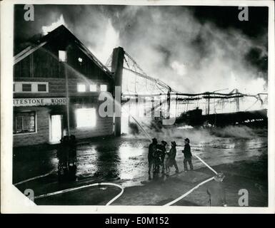 Mar 03, 1953 - incendio distrugge le fabbriche in New York: Tre vigili del fuoco, sulla sinistra, discutere di tattiche, mentre gli altri quattro direttamente un tubo flessibile sul blazing Whitestone-Wood prodotti piani in New York, che è totalmente distrutto che e due piante adiacenti, prima di essere messo sotto controllo. Una serie di esplosioni risvegliata residenti nelle vicinanze e le fiamme erano visibili a quattro miglia a formare la scena di Blaze. Foto Stock