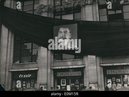 Mar 03, 1953 - Stalin morti: la facciata dell'edificio dove il comunista francese carta ''L'Humanite'' si trova decorate in Foto Stock