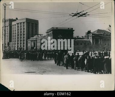 Mar 03, 1953 - sei miglia lungo aspettato in coda per pagare rispetti a Stalin: Foto Mostra la foto originale appena ricevuto, mostra parte delle sei miglia lunga coda alcuni portatori di ghirlande che aspettava al di fuori della casa dei sindacati a Mosca, per far passare il corpo del Maresciallo Stalin durante il suo giacente in stato. Foto Stock