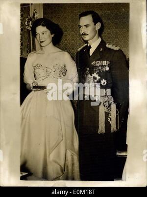 Gen 21, 1953 - Princess Giuseppe in raso e paillettes, Sposa Reale di essere assiste un fete a Bruxelles: foto mostra la principessa Josephine Charlotte, sorella del re Baldovino del Belgio si vede con il suo fidanzato principe Jean di Lussemburgo quando hanno frequentato un fete in Bruxelles. La Principessa si usura su off la spalla abito di raso e paillettes con un net ha rubato. Foto Stock
