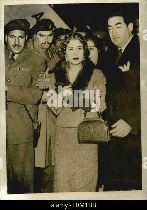 Mar 03, 1953 - Ex-Queen Narriman arriva al Cairo. Viaggi in aereo da Ginevra.: Ex-Queen Narirman arrivati presso l'Aeroporto Internazionale del Cairo dal richiamo di Ginevra - ed è stato incontrato all'aeroporto da suo zio il sig. Moustafa Sadek e un certo numero di altri parenti. Ella è stata accompagnata sul volo da sua madre la sig.ra Asila Sadek. La foto mostra Narriman circondato da militari e funzionari di polizia, suo zio e seguita da sua madre - all'arrivo al Cairo. Foto Stock