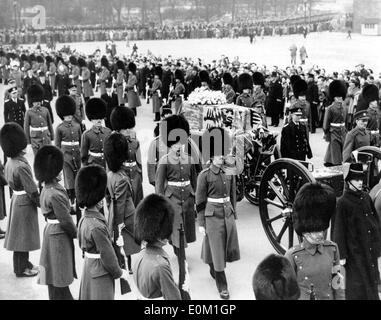 Le protezioni a piedi in corteo funebre per Queen Mary Foto Stock