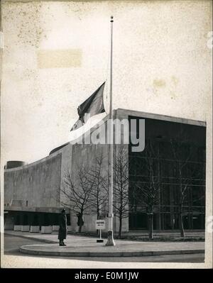 Mar 03, 1953 - bandiera delle Nazioni Unite a metà albero a New York generale edificio Ashley. La foto mostra la bandiera delle Nazioni Unite a metà la maggior parte al di fuori del Palazzo delle Nazioni Unite a New York dopo la morte del Maresciallo Stalin Foto Stock