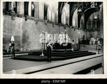 Mar 03, 1953 - Queen Mary, giacente in stato nella Westminster Hall. La foto mostra il scenein Westminster Hall questo pomeriggio durante la giacente in stato di H.M. Queen Mary. Foto Stock