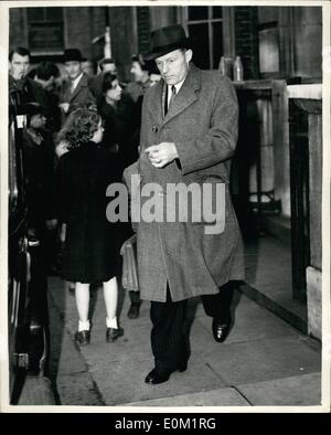 Apr. 04, 1953 - John Christie viene visualizzata nella zona ovest di Londra Tribunale di polizia. Det. Ispettore Griffin... Foglie. John Reginald Halliday Christie apparve a ovest di Londra Tribunale di polizia questa mattina - caricato con l'uccisione di sua moglie. Keystone Foto Mostra: Detective Inspector Griffin, che ha deciso di investire il caso - lasciava il West London Court - dopo questa mattina l'audizione Foto Stock