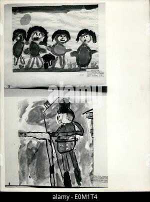 Apr. 04, 1953 - Anteprima del ''i bambini la Royal Academy'' .presenta da due a cinque anni. Il disegno reale della società 58a. mostra ai bambini di disegni e dipinti popolarmente noto come ''i bambini la Royal Academy" - Si apre domani al Guildhall Galleria d'arte. La foto mostra il top ''La nostra famiglia " da cinque anni di Julia Maria Garey di Surbiton e fondo ''La casa sul fuoco '' da cinque anni di Chris topher Maccabe di Belfast. Foto Stock