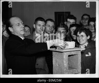 Apr. 04, 1953 - Seconda edizione del pluripremiato scultura in mostra alla Galleria.: La seconda edizione del sig. Rossi del maggiordomo sconosciuto prigioniero politico scultura fu preso alla Tate Gallery di oggi. La prima edizione è stato infranto il 15 marzo mentre è in mostra alla Tate. Sig. Butler era pitting oggi le sue risposte sul piedistallo che la sua opera originale occupata. Non vi è stato alcun cambiamento nel lay-out della mostra e il suo nuovo prigioniero è così accessibile al pubblico in quanto il vecchio è stato. Ma extra il vincitore del premio in questa scultura la concorrenza. Signor Foto Stock