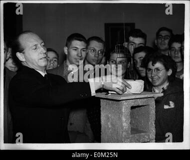 Apr. 04, 1953 - Seconda edizione del premio di scultura vincente in mostra alla Tate Gallery in corso... La seconda edizione del sig. Reg Butler's ''ignoto prigioniero politico" scultura fu preso alla Tate Gallery. La prima edizione è stato infranto il 15 marzo mentre è in mostra alla Tate. Sig. Butler era mettendo la sua replica sul piedistallo che la sua opera originale occupata. Non vi è stato alcun cambiamento nel lay-out della mostra e la sua nuova "prigioniero"' è così accessibile al pubblico in quanto il vecchio è stato Foto Stock