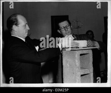 Apr. 04, 1953 - Seconda edizione del premio di scultura vincente in mostra alla Tate Gallery in corso... La seconda edizione del sig. Reg Butler's ''ignoto prigioniero politico" scultura fu preso alla Tate Gallery. La prima edizione è stato infranto il 15 marzo mentre è in mostra alla Tate. Sig. Butler era mettendo la sua replica sul piedistallo che la sua opera originale occupata. Non vi è stato alcun cambiamento nel lay-out della mostra e la sua nuova "prigioniero"' è così accessibile al pubblico in quanto il vecchio è stato Foto Stock