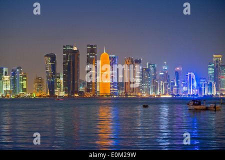 Doha. Il Qatar. Vista su tutta la baia di Doha al Corniche & West Bay Business District. Foto Stock