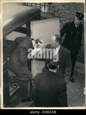 Apr. 04, 1953 - John Christie appare sulla carcerazione preventiva a West London Tribunale di polizia: John Reginald Halliday Christie, 54, anno vecchio haulage clerk apparve di nuovo sulla carcerazione preventiva a West London Magistrato della Corte questa mattina caricato con l'uccisione di sua moglie Ethel Christie. Mostra fotografica di Giovanni Christie si copre il viso come egli arriva alla corte questa mattina. Foto Stock