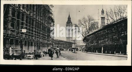 Apr. 04, 1953 - Il volto mutevole di Westminster.... Londra diventa un 'Steel città''... Ponteggio ovunque... Decine di migliaia di tonnellate di esso.. E ancora di più per andare verso l'alto.. È l'Incoronazione anno ''Nuovo Look'' in Westminster.. Dal giorno dell incoronazione il ponteggio dovrà diventare gabbie da cui migliaia allieteranno la Regina per e da Westminster Abbey.. Questa foto è stata scattata in Victoria Street, guardando verso la piazza del Parlamento. Lì, che torreggia sullo sfondo è il Big Ben. Foto Stock