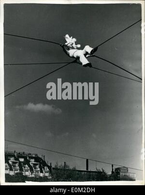 Apr. 04, 1953 - Egli cammina attraverso il Fiume Senna - su un Tight-Rope completare con le sue colombe.: mostra fotografica di un membro del rover truppe di corda esperti - visto come egli ha fatto una corda a piedi attraverso le Rive Seine - si sente durante il fine settimana. Il suo ''passeggeri'' - sono come quelli delle colombe. Foto Stock