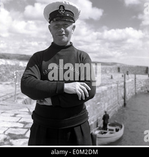 1950s. Ritratto storico di un barcaiolo di St Michael's Mount, un'isola al largo della costa della Cornovaglia, casa della St Aubyn famiglia. Foto Stock