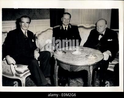 Mar 19, 1953 - Tito Churchill e Eden a Embassy Pranzo:il maresciallo Josip Broz Tito, capo di Stato jugoslavo, con il Primo ministro britannico, il sig. Winston Churchill e il ministro degli Affari Esteri Sig. Anthony Eden, fotografato a pranzo dato oggi presso l ambasciata iugoslava in Kensington, Londra. Foto Stock