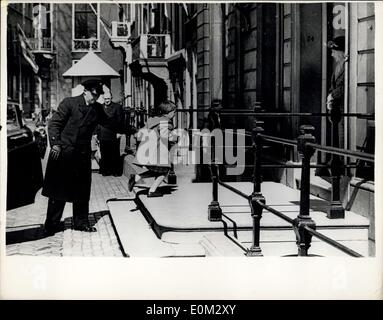 Apr. 12, 1953 - Regina Juliana e figlia visita Ex-Queen - Regina Juliana, dei Paesi Bassi e la sua figlia più giovane principessa Marijke trascorrere qualche giorno con la principessa Wilhelmine, l'ex regina, all'Hegue..Keystone Mostra fotografica di:- La piccola principessa Marijke, rune per la sua principessa Grand-Moather Wilhelmina, chi sta alla porta del palazzo in Haue, quando arrivò per la visita. Foto Stock