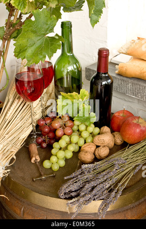 Botte di vino con frutta e vino rosso e pane Foto Stock