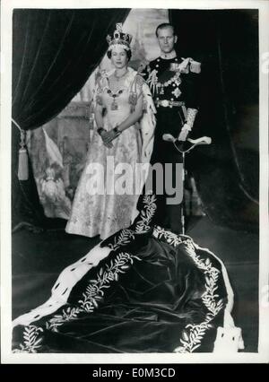 Giugno 06, 1953 - La Regina Elisabetta II e il Duca di Edimburgo nella Sala del Trono del Palazzo di Buckingham; H.M. Queen Elizabeth II pone con suo marito il Duca di Edimburgo nella Sala del Trono del Palazzo di Buckingham per questa immagine da Cecil Beaton. La regina indossa la sua Incoronazione di stato accappatoi, mentre il duca se vestito in uniforme di ammiraglio della flotta. La foto è stata scattata dopo la sua incoronazione il 2 giugno 1953. Foto Stock
