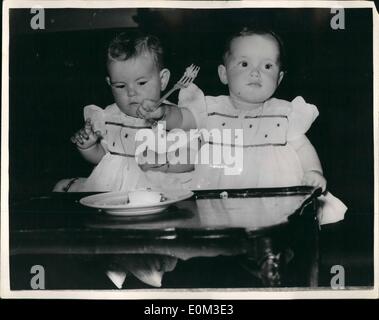 Giugno 06, 1953 - Ingrid e Isabelia festeggiano il loro primo compleanno la Bergman Rossellini gemelli: Ingrid Isotta Giuliana e Isabelia Fiorelia Eletta le figlie gemelle della schermata star Ingrid Bergman e suo marito Roberto Rossenllini ha recentemente celebrato il suo primo compleanno presso la loro estate home - 30 miglia a nord di Roma. La foto mostra Ingrid e Isamella visto come essi "tuck nell' durante le loro feste di compleanno. Foto Stock