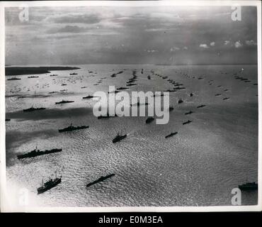 Giugno 06, 1953 - Sua Maestà la Regina Recensioni La flotta.... Scena dall'aria. La foto mostra: Come si vede dall'aria il Royal Yacht H.M.S sorpresa preceduto secondo la tradizione da linee di venera - durante la revisione da parte di Sua Maestà la Regina - a Spithead. Foto Stock