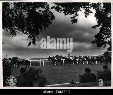 Giugno 06, 1953 - Ascot - Primo giorno l'Ascot Stakes gara: l'Ascot Stakes è stato vinto questo pomeriggio dal Sig. James A. de Rothschild Pluchino cavalcato da E. Fordyce; con Sir Humphrey de Trafford's Pepillo, cavalcato da W. Carr secondo e il sig. F.T. Williams Nick La Roca terzo. La foto mostra una vista pittoresca del Ascot picchetti che mostra i cavalli solo dopo aver superato il miglio post. Foto Stock