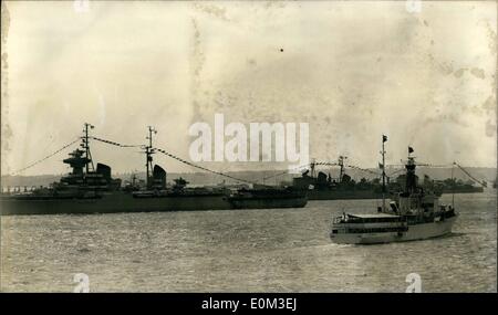 Giugno 06, 1953 - Queen Recensioni flotta.: H.M. La regina oggi rivisto Navi del Commonwealth e Marine militari estere a Spithead.: la fregata HMS cuscinetto a sorpresa di sua maestà passa il russo "cruiser verdlov' durante la revisione. Foto Stock