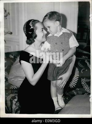 05 maggio 1953 - Olivie De Havilland a Londra - con il suo bambino di tre anni figlio - Benjamin. La foto mostra schermo stelle Olivia de Havilland visto con il suo bambino di tre anni figlio di Beniamino a Londra ieri sera. Miss Havillend egli spera di restare per l'incoronazione. Foto Stock