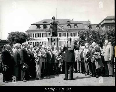 Maggio 05, 1953 - Tedesco cantanti da Milwaukee: ''Questa è stata la nostra maggiore esperienza sul nostro viaggio attraverso la Germania''. I cantori della società corale di Milwaukee, Stati Uniti d'America, ha detto quando sono state cantando una serenata prima del monumento di Beethoven a Bonn il Muenster-posto dopo aver visitato la casa di Beethoven. La nostra immagine mostra il tedesco-americana cantanti che sono canti corali di tedesco e canzoni, ma per la maggior parte non sono stati mai in Germania. Foto Stock