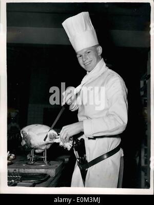 Maggio 05, 1953 - studente per ricevere della regina distintivo scout - e contribuirà alla Royal cucine; undici ragazzi da Westmineter Technical College, Vincent Square sono stati scelti per aiutare nelle cucine reali quando la regina;s incoronazione gli ospiti arrivano. Essi ricevono istruzioni speciali per il lavoro - e i ragazzi sono stati invece scelto di ragazza studenti - in quanto si è ritenuto che essi potevano stare il grande ceppo più facile che le ragazze. Tra di essi è sedicenne Primo anno boy Pietro pozzetti che appartiene alla 35th. Westminster mare truppa Scout Foto Stock