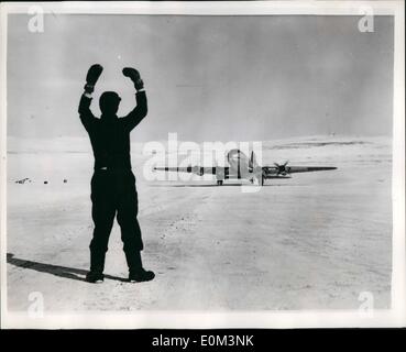 05 maggio 1953 - volare sopra il polo nord: Due Hastings aerei della Royal Air Force Flying College a Manby, linee. sono appena rientrati con questi fotografia scattata da un Ministero dell'aria fotografo su voli sopra e vicino al Polo Nord. Ciascun aeromobile cerchiato il polo geografico su due 11 Ore di voli dalla Royal Canadian Air Force Base a Resolute Bay, che si trova all'interno del circolo polare artico (posizione: 74 gradi 50 minuti a nord, 95 gradi ovest) Foto Stock