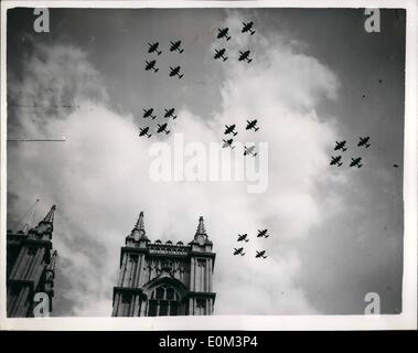 05 maggio 1953 - R.A.F volare oltre oltre l'Abbazia: mentre la regina era all'interno di Westminster Abbey partecipa oggi della incoronazione di prove - R.A.F. aerei volò durante la loro incoronazione fly cast prove. Mostra fotografica di aeromobili battenti sul Westminster Abbey durante oggi le prove. Foto Stock