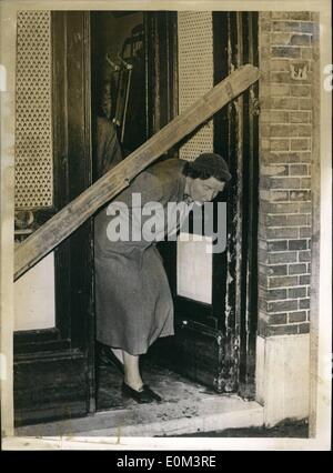 05 maggio 1953 - Regina Juliana tours aree alluvione presso il villaggio di Nieuw Vosmser. La foto mostra la regina Juliana dei Paesi Bassi anatre per evitare il supporto - quando ha lasciato una casa danneggiata - durante il suo tour dell'area inondabile presso la casa - durante il suo tour dell'area inondabile presso il villaggio di Nieuw Vosmeer, Olanda. Foto Stock