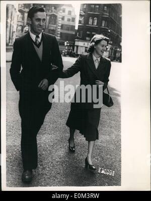 Giugno 06, 1953 - Christie Trial si apre a Old Bailey. La foto mostra il sig. e la Sig.ra Riley che ha dato prova presso la Old Bailey oggi visto lasciare la corte. Foto Stock