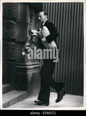 Giugno 06, 1953 - Christie si apre in prova presso la Old Bailey. La versione di prova di John Reginald Halliday Christie, carico di aver ucciso sua moglie e tre altre donne, ha avviato presso la Old Bailey. Mostra fotografica di:- funzionario di polizia porta vari pezzi di prova nella Old Bailey. Foto Stock