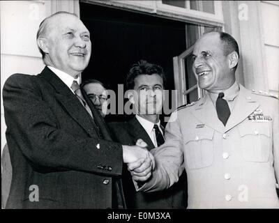 Giugno 06, 1953 - Generale Ridgway dice bene-DA per l'Europa: Generale Matthew Ridgeway, comandante della NATO, che è quello di prendere in consegna i dazi negli Stati Uniti come capo del personale, l'addio al Dottor Konrad Adenauer, Germania ovest il Cancelliere, a Bonn, Germania Ovest di ieri. Mostra immagine: Dr. Konrad Adenauer e (a destra) Generale Ridgway. Foto Stock