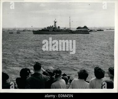 Giugno 06, 1953 - Queen recensioni la sua flotta a Spithead.: allietate da 45.000 ufficiali e uomini di 150 navi da combattimento- H.M. la regina riesaminato la sua flotta di Spithead questo pomeriggio. La foto mostra H.M.S. Sorpresa, con H.M. la regina a bordo - passa passato Southsea sulla strada per la revisione della flotta di oggi. Foto Stock